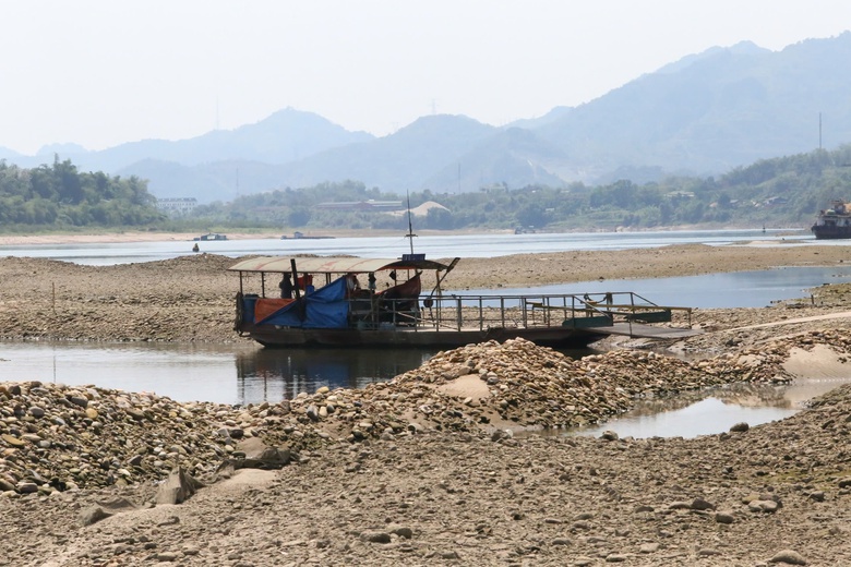 S&ocirc;ng Đ&agrave; cạn trơ đ&aacute;y, c&oacute; thể đi bộ dạo giữa l&ograve;ng s&ocirc;ng- Ảnh 7.