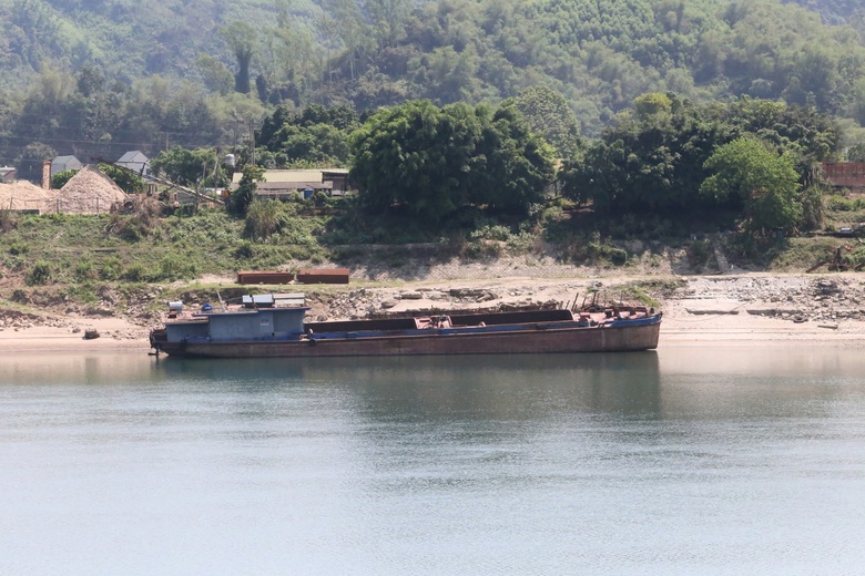 S&ocirc;ng Đ&agrave; cạn trơ đ&aacute;y, c&oacute; thể đi bộ dạo giữa l&ograve;ng s&ocirc;ng- Ảnh 10.