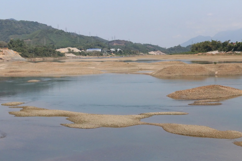 S&ocirc;ng Đ&agrave; cạn trơ đ&aacute;y, c&oacute; thể đi bộ dạo giữa l&ograve;ng s&ocirc;ng- Ảnh 1.