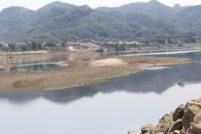 S&ocirc;ng Đ&agrave; cạn trơ đ&aacute;y, c&oacute; thể đi bộ dạo giữa l&ograve;ng s&ocirc;ng- Ảnh 2.