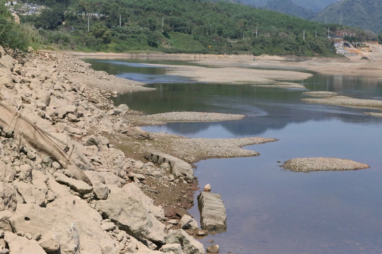 S&ocirc;ng Đ&agrave; cạn trơ đ&aacute;y, c&oacute; thể đi bộ dạo giữa l&ograve;ng s&ocirc;ng- Ảnh 3.