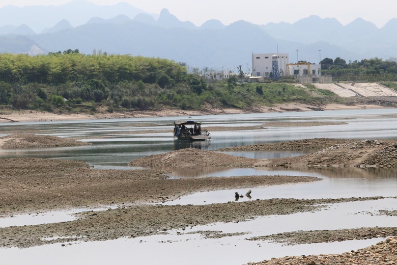 S&ocirc;ng Đ&agrave; cạn trơ đ&aacute;y, c&oacute; thể đi bộ dạo giữa l&ograve;ng s&ocirc;ng- Ảnh 6.