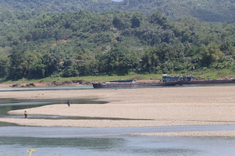 S&ocirc;ng Đ&agrave; cạn trơ đ&aacute;y, c&oacute; thể đi bộ dạo giữa l&ograve;ng s&ocirc;ng- Ảnh 8.