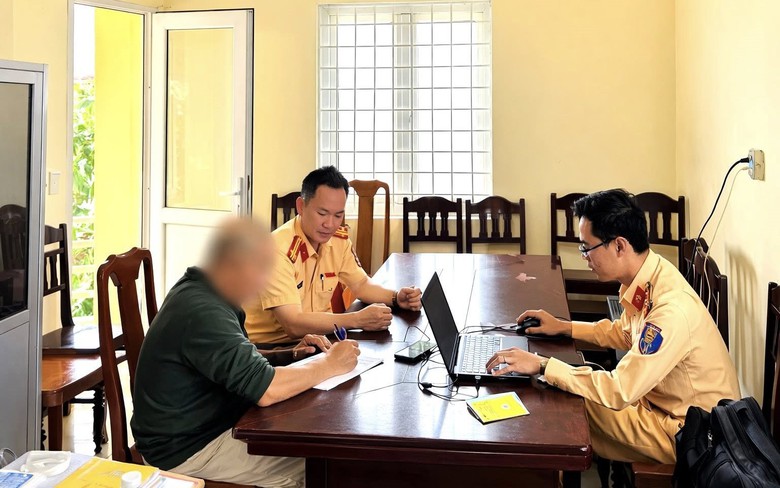 T&agrave;i xế dừng xe &ocirc; t&ocirc; giữa đường ở Quảng Trị bị xử phạt, trừ điểm giấy ph&eacute;p l&aacute;i xe- Ảnh 2.