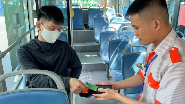 TP.HCM th&iacute; điểm kh&ocirc;ng d&ugrave;ng v&eacute; giấy tr&ecirc;n 16 tuyến xe bu&yacute;t- Ảnh 1.