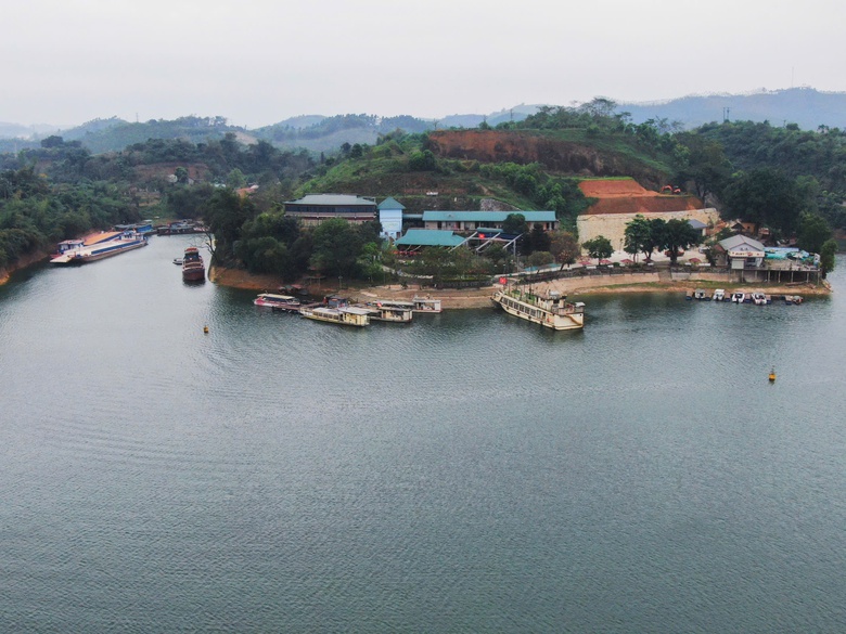 Nhiều t&agrave;u du lịch tr&ecirc;n hồ Th&aacute;c B&agrave; phải tạm dừng hoạt động do vắng kh&aacute;ch- Ảnh 1.