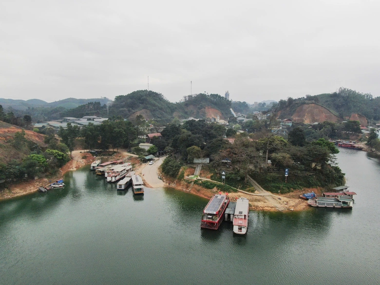 Nhiều t&agrave;u du lịch tr&ecirc;n hồ Th&aacute;c B&agrave; phải tạm dừng hoạt động do vắng kh&aacute;ch- Ảnh 2.