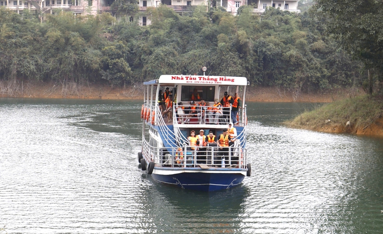 Nhiều t&agrave;u du lịch tr&ecirc;n hồ Th&aacute;c B&agrave; phải tạm dừng hoạt động do vắng kh&aacute;ch- Ảnh 4.