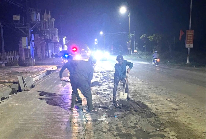 C&ocirc;ng an Ninh B&igrave;nh nhanh ch&oacute;ng thu gom đất rơi v&atilde;i, đảm bảo an to&agrave;n giao th&ocirc;ng- Ảnh 1.