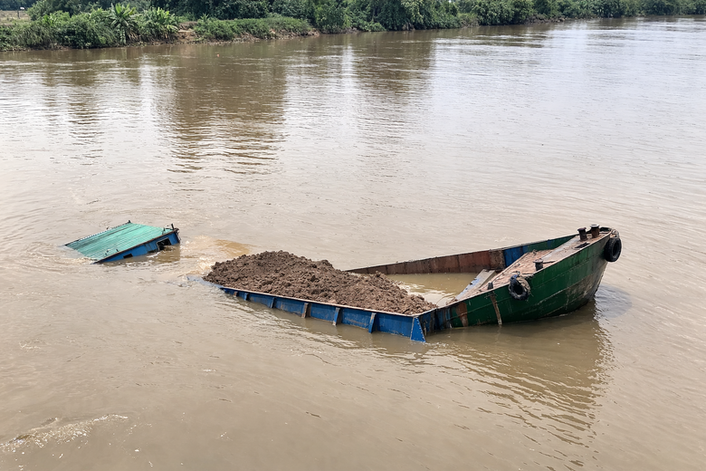 S&ocirc;ng H&oacute;a t&ecirc; liệt giao th&ocirc;ng do phương tiện g&atilde;y gập chắn ngang luồng- Ảnh 1.
