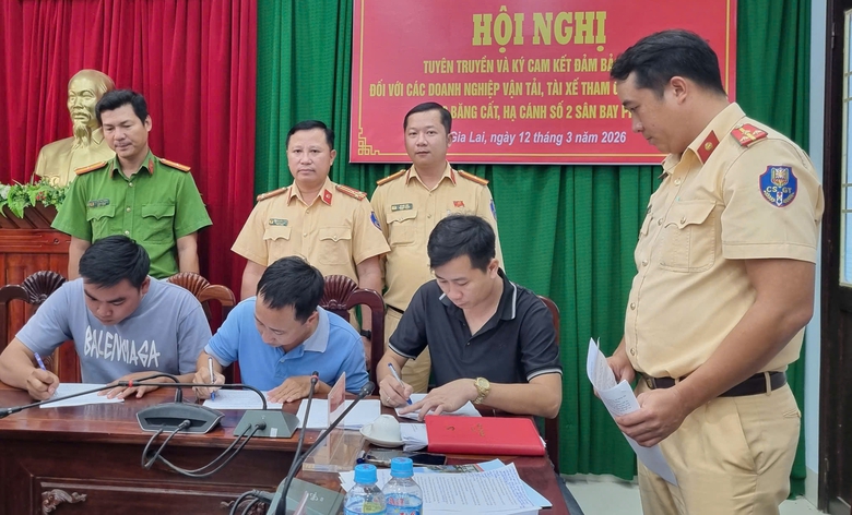 CSGT Gia Lai xử l&yacute; "kh&ocirc;ng v&ugrave;ng cấm" xe vi phạm khi chở vật liệu thi c&ocirc;ng s&acirc;n bay Ph&ugrave; C&aacute;t- Ảnh 3.