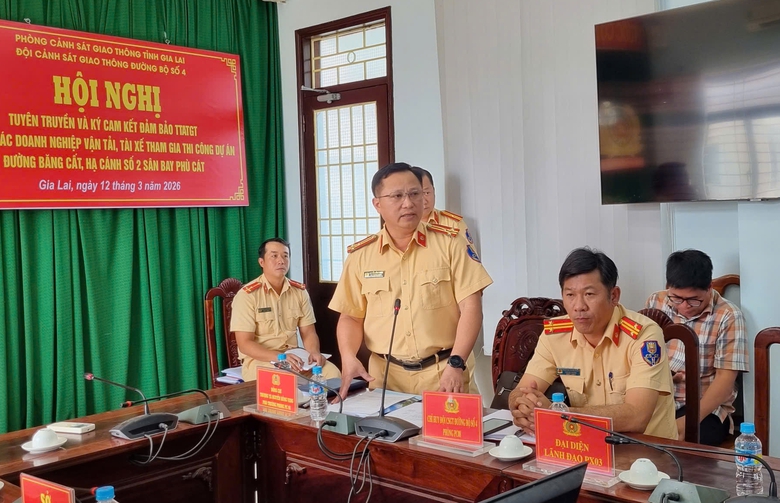 CSGT Gia Lai xử l&yacute; "kh&ocirc;ng v&ugrave;ng cấm" xe vi phạm khi chở vật liệu thi c&ocirc;ng s&acirc;n bay Ph&ugrave; C&aacute;t- Ảnh 1.