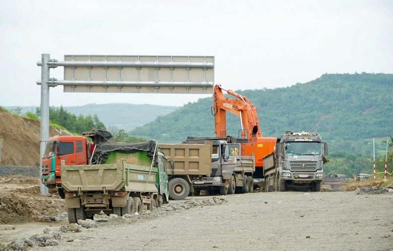 Gi&aacute; xăng dầu tăng, doanh nghiệp vận tải v&agrave; x&acirc;y dựng miền Trung chật vật xoay xở- Ảnh 4.
