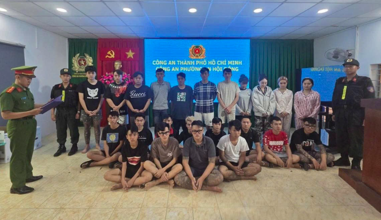 Bắt giam 23 thanh ni&ecirc;n hỗn chiến tại qu&aacute;n c&agrave; ph&ecirc; ở TP.HCM- Ảnh 1.