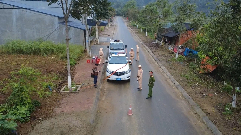 CSGT, c&ocirc;ng an x&atilde; ở L&agrave;o Cai đưa th&ocirc;ng tin bầu cử đến từng bản l&agrave;ng bằng tiếng d&acirc;n tộc- Ảnh 6.