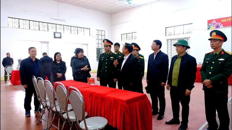 CSGT, c&ocirc;ng an x&atilde; ở L&agrave;o Cai đưa th&ocirc;ng tin bầu cử đến từng bản l&agrave;ng bằng tiếng d&acirc;n tộc- Ảnh 1.