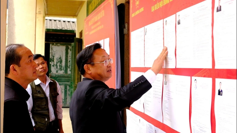 CSGT, c&ocirc;ng an x&atilde; ở L&agrave;o Cai đưa th&ocirc;ng tin bầu cử đến từng bản l&agrave;ng bằng tiếng d&acirc;n tộc- Ảnh 2.