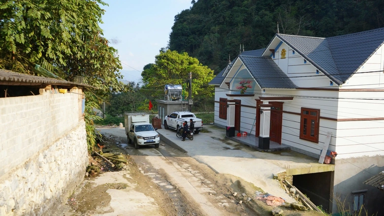 CSGT, c&ocirc;ng an x&atilde; ở L&agrave;o Cai đưa th&ocirc;ng tin bầu cử đến từng bản l&agrave;ng bằng tiếng d&acirc;n tộc- Ảnh 3.