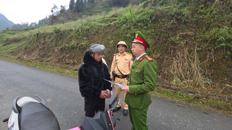 CSGT, c&ocirc;ng an x&atilde; ở L&agrave;o Cai đưa th&ocirc;ng tin bầu cử đến từng bản l&agrave;ng bằng tiếng d&acirc;n tộc- Ảnh 7.