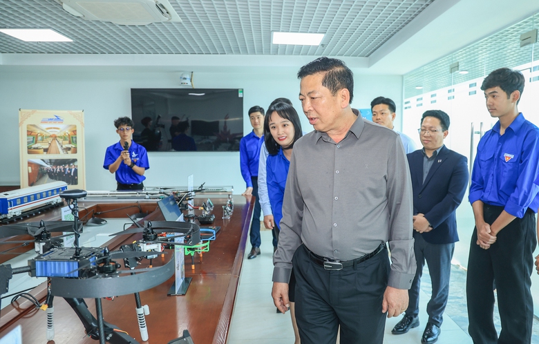 Bộ trưởng Trần Hồng Minh: Tuổi trẻ Xây dựng giữ vững "tâm trong, trí sáng, hoài bão lớn"- Ảnh 15. Bộ trưởng Trần Hồng Minh: Tuổi trẻ Xây dựng giữ vững "tâm trong, trí sáng, hoài bão lớn"- Ảnh 15.