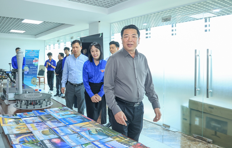 Bộ trưởng Trần Hồng Minh: Tuổi trẻ Xây dựng giữ vững "tâm trong, trí sáng, hoài bão lớn"- Ảnh 14. Bộ trưởng Trần Hồng Minh: Tuổi trẻ Xây dựng giữ vững "tâm trong, trí sáng, hoài bão lớn"- Ảnh 14.