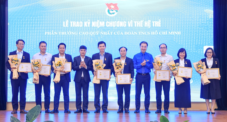 Bộ trưởng Trần Hồng Minh: Tuổi trẻ Xây dựng giữ vững "tâm trong, trí sáng, hoài bão lớn"- Ảnh 12. Bộ trưởng Trần Hồng Minh: Tuổi trẻ Xây dựng giữ vững "tâm trong, trí sáng, hoài bão lớn"- Ảnh 12.