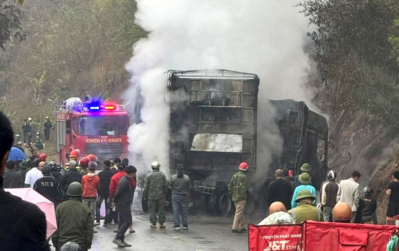 Lực lượng chức năng khống chế vụ cháy ô tô trên QL6. Lực lượng chức năng khống chế vụ cháy ô tô trên QL6.