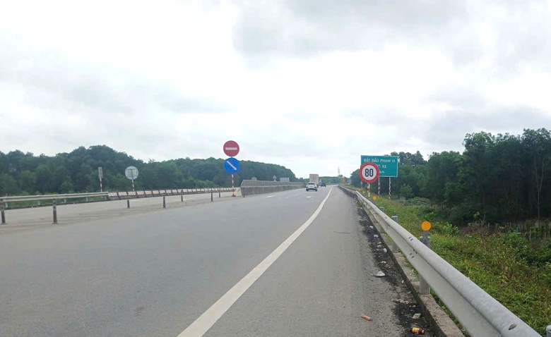 Đề xuất n&acirc;ng tốc độ l&ecirc;n 80km/h tại c&aacute;c đoạn chưa thi c&ocirc;ng tr&ecirc;n cao tốc Cam Lộ - La Sơn- Ảnh 1.