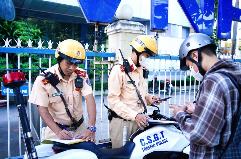 CSGT kiểm so&aacute;t chặt tốc độ tr&ecirc;n cao tốc ph&iacute;a Nam, h&agrave;ng chục t&agrave;i xế bị xử phạt- Ảnh 5.