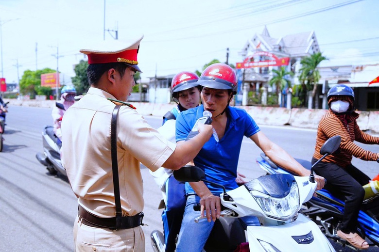 CSGT kiểm so&aacute;t chặt tốc độ tr&ecirc;n cao tốc ph&iacute;a Nam, h&agrave;ng chục t&agrave;i xế bị xử phạt- Ảnh 6.