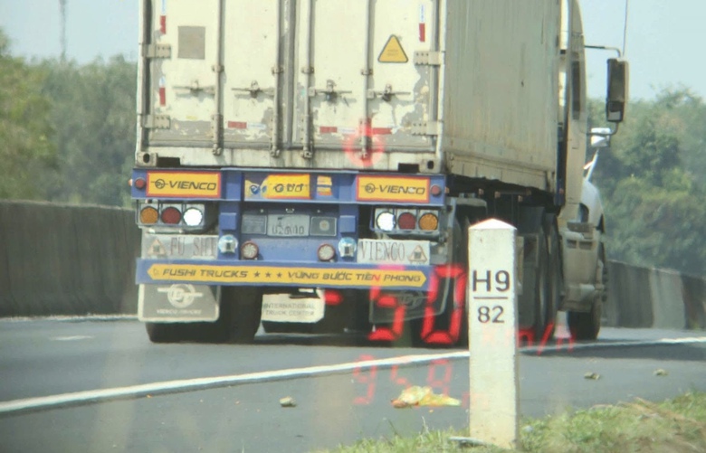 CSGT kiểm so&aacute;t chặt tốc độ tr&ecirc;n cao tốc ph&iacute;a Nam, h&agrave;ng chục t&agrave;i xế bị xử phạt- Ảnh 1.