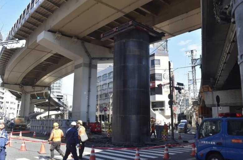 Đường ống sắt khổng lồ bất ngờ "trồi" lên cao 13m giữa lòng thành phố Osaka- Ảnh 1. Đường ống sắt khổng lồ bất ngờ "trồi" lên cao 13m giữa lòng thành phố Osaka- Ảnh 1.