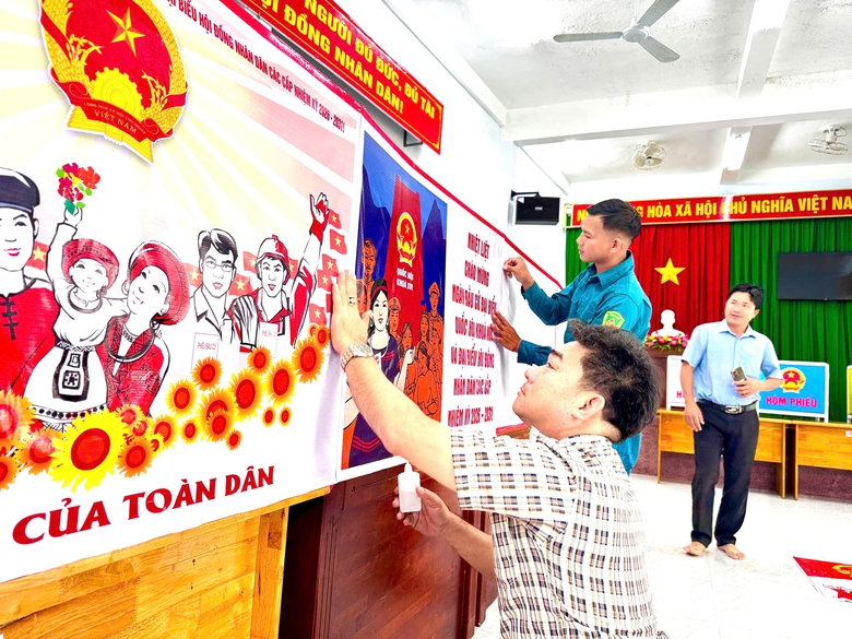 Gia Lai: Rộn r&agrave;ng sắc đỏ cờ hoa, h&aacute;o hức chờ ng&agrave;y bầu cử nơi đảo xa- Ảnh 9.