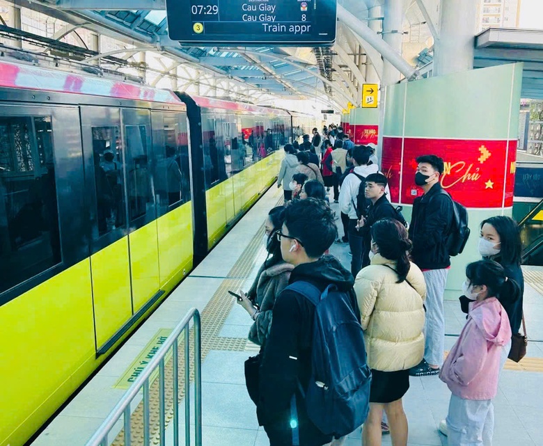 H&agrave; Nội: Nhiều người thay đổi th&oacute;i quen đi lại sau biến động gi&aacute; xăng dầu- Ảnh 3.