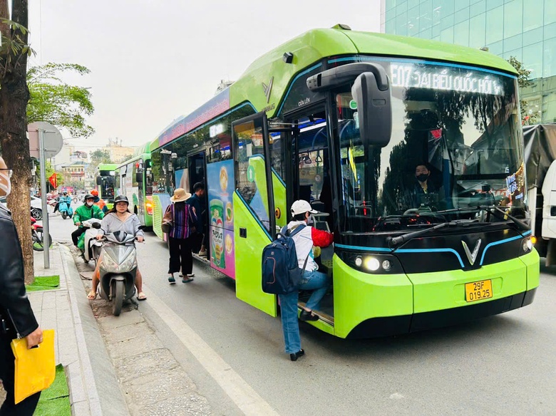 H&agrave; Nội: Nhiều người thay đổi th&oacute;i quen đi lại sau biến động gi&aacute; xăng dầu- Ảnh 1.