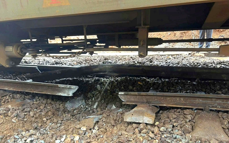 Đ&aacute; lăn l&agrave;m g&atilde;y đường ray, t&agrave;u h&agrave;ng trật b&aacute;nh ngay đ&egrave;o Hải V&acirc;n