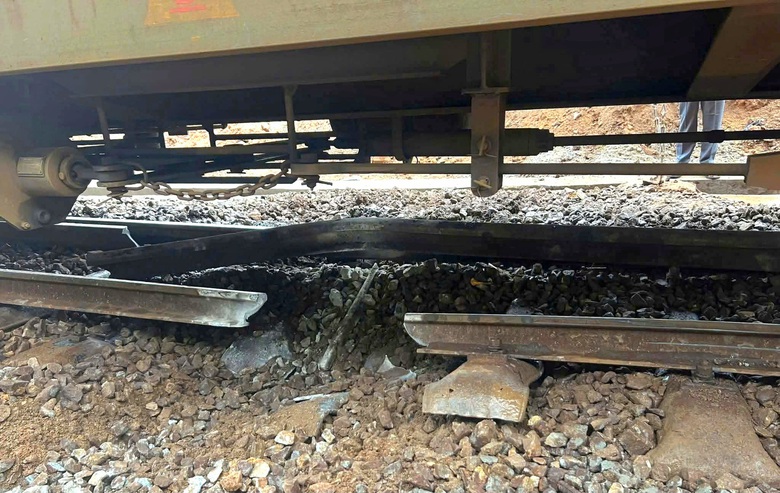 Th&ocirc;ng tuyến đường sắt qua đ&egrave;o Hải V&acirc;n sau sự cố g&atilde;y đường ray- Ảnh 3.