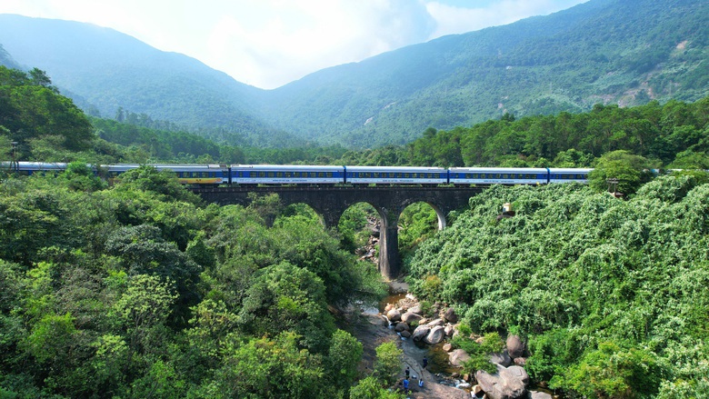 Th&ocirc;ng tuyến đường sắt qua đ&egrave;o Hải V&acirc;n sau sự cố g&atilde;y đường ray- Ảnh 1.