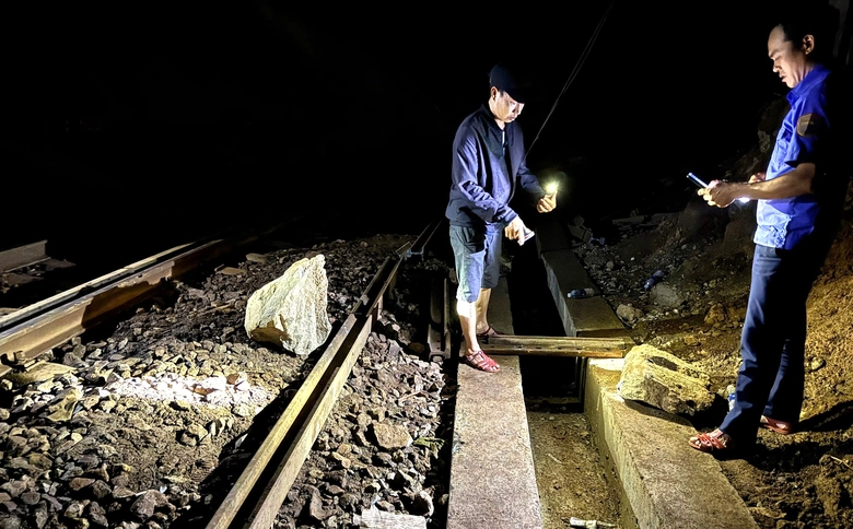 Đ&aacute; lại rơi xuống đường sắt qua đ&egrave;o Hải V&acirc;n, nhiều chuyến t&agrave;u gi&aacute;n đoạn- Ảnh 1.