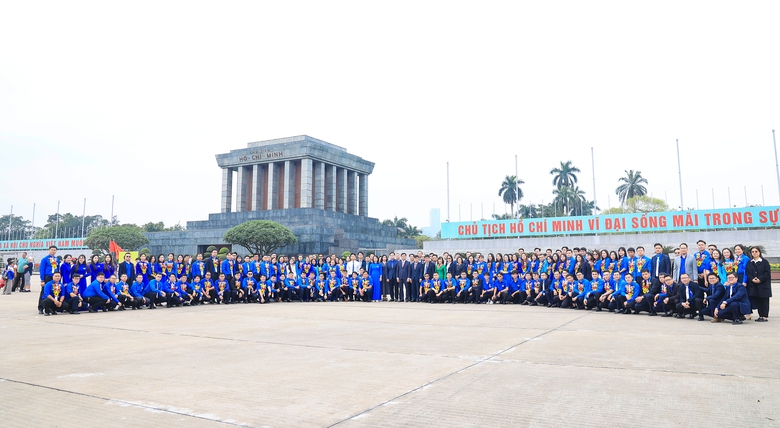 Đảng uỷ Bộ Xây dựng tổ chức kết nạp đảng viên mới tại Lăng Chủ tịch Hồ Chí Minh- Ảnh 28. Đảng uỷ Bộ Xây dựng tổ chức kết nạp đảng viên mới tại Lăng Chủ tịch Hồ Chí Minh- Ảnh 28.