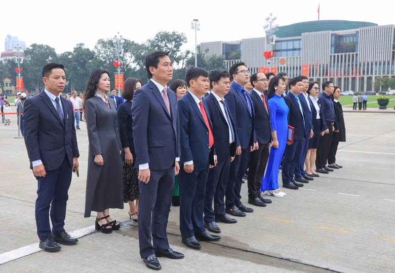 Đảng uỷ Bộ Xây dựng tổ chức kết nạp đảng viên mới tại Lăng Chủ tịch Hồ Chí Minh- Ảnh 1. Đảng uỷ Bộ Xây dựng tổ chức kết nạp đảng viên mới tại Lăng Chủ tịch Hồ Chí Minh- Ảnh 1.