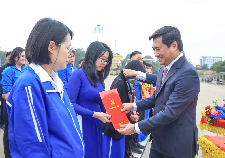 Đảng uỷ Bộ Xây dựng tổ chức kết nạp đảng viên mới tại Lăng Chủ tịch Hồ Chí Minh- Ảnh 4. Đảng uỷ Bộ Xây dựng tổ chức kết nạp đảng viên mới tại Lăng Chủ tịch Hồ Chí Minh- Ảnh 4.