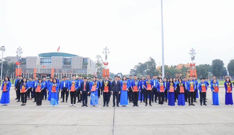 Đảng uỷ Bộ Xây dựng tổ chức kết nạp đảng viên mới tại Lăng Chủ tịch Hồ Chí Minh- Ảnh 6. Đảng uỷ Bộ Xây dựng tổ chức kết nạp đảng viên mới tại Lăng Chủ tịch Hồ Chí Minh- Ảnh 6.