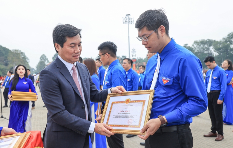 Đảng uỷ Bộ Xây dựng tổ chức kết nạp đảng viên mới tại Lăng Chủ tịch Hồ Chí Minh- Ảnh 9. Đảng uỷ Bộ Xây dựng tổ chức kết nạp đảng viên mới tại Lăng Chủ tịch Hồ Chí Minh- Ảnh 9.