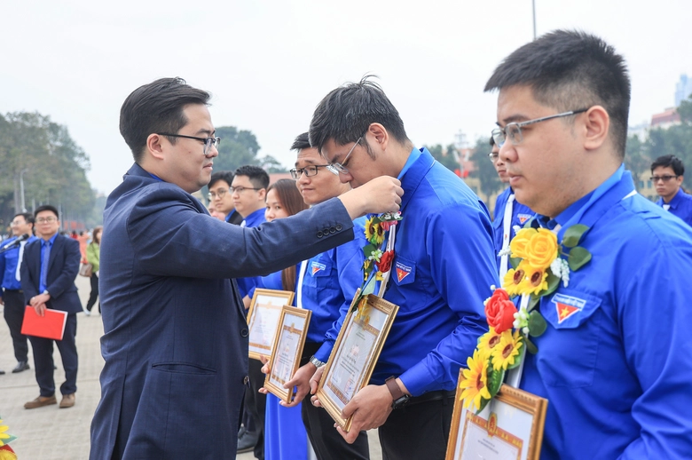 Đảng uỷ Bộ Xây dựng tổ chức kết nạp đảng viên mới tại Lăng Chủ tịch Hồ Chí Minh- Ảnh 10. Đảng uỷ Bộ Xây dựng tổ chức kết nạp đảng viên mới tại Lăng Chủ tịch Hồ Chí Minh- Ảnh 10.