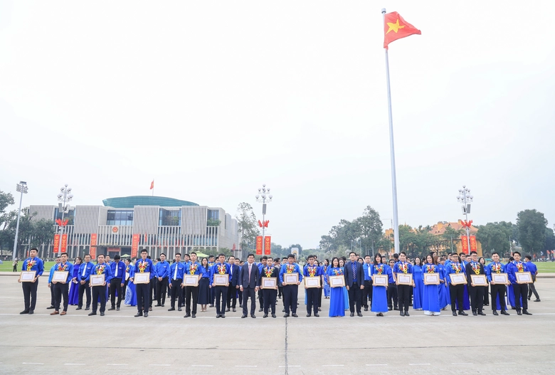 Đảng uỷ Bộ Xây dựng tổ chức kết nạp đảng viên mới tại Lăng Chủ tịch Hồ Chí Minh- Ảnh 11. Đảng uỷ Bộ Xây dựng tổ chức kết nạp đảng viên mới tại Lăng Chủ tịch Hồ Chí Minh- Ảnh 11.