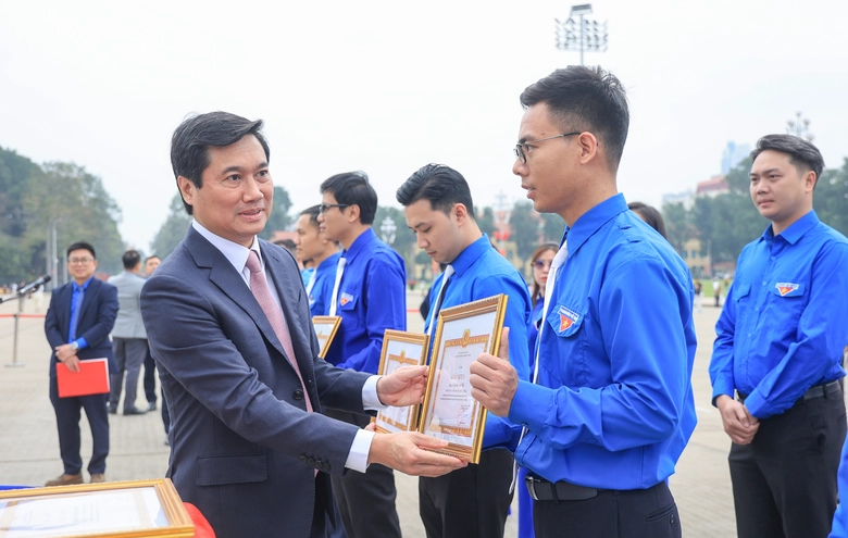 Đảng uỷ Bộ Xây dựng tổ chức kết nạp đảng viên mới tại Lăng Chủ tịch Hồ Chí Minh- Ảnh 8. Đảng uỷ Bộ Xây dựng tổ chức kết nạp đảng viên mới tại Lăng Chủ tịch Hồ Chí Minh- Ảnh 8.