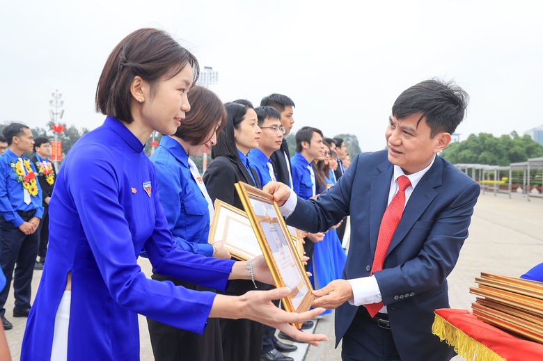 Đảng uỷ Bộ Xây dựng tổ chức kết nạp đảng viên mới tại Lăng Chủ tịch Hồ Chí Minh- Ảnh 14. Đảng uỷ Bộ Xây dựng tổ chức kết nạp đảng viên mới tại Lăng Chủ tịch Hồ Chí Minh- Ảnh 14.