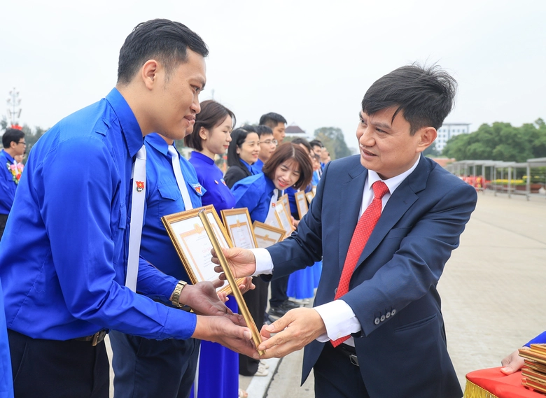 Đảng uỷ Bộ Xây dựng tổ chức kết nạp đảng viên mới tại Lăng Chủ tịch Hồ Chí Minh- Ảnh 15. Đảng uỷ Bộ Xây dựng tổ chức kết nạp đảng viên mới tại Lăng Chủ tịch Hồ Chí Minh- Ảnh 15.