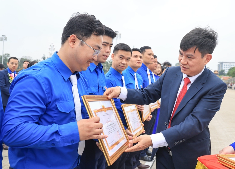 Đảng uỷ Bộ Xây dựng tổ chức kết nạp đảng viên mới tại Lăng Chủ tịch Hồ Chí Minh- Ảnh 12. Đảng uỷ Bộ Xây dựng tổ chức kết nạp đảng viên mới tại Lăng Chủ tịch Hồ Chí Minh- Ảnh 12.